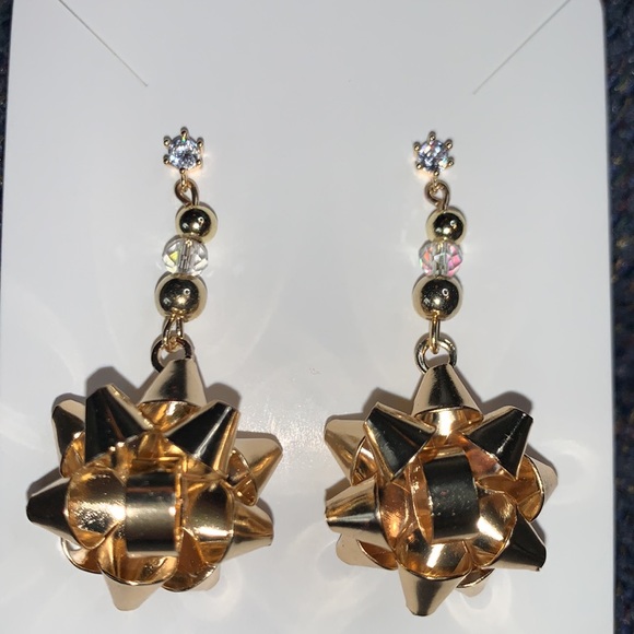 Hand Crafted 🎄 Holiday Themed Dangle Earrings - Picture 4 of 7